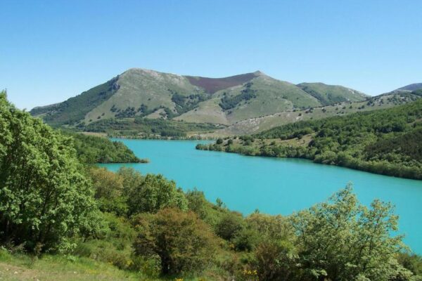 Embalse de Ruesga al fondo Pico Almonga